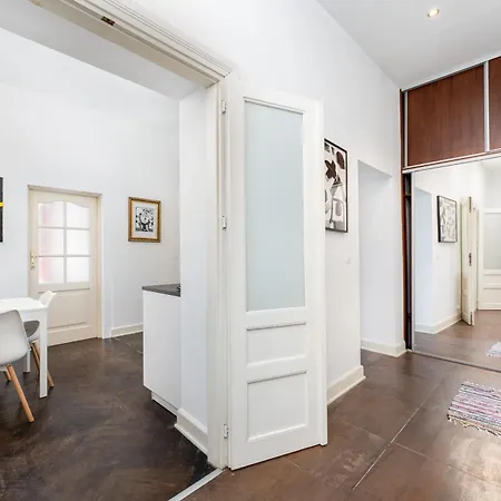 Апартаменты Old Town Spacious By Bookinghost *